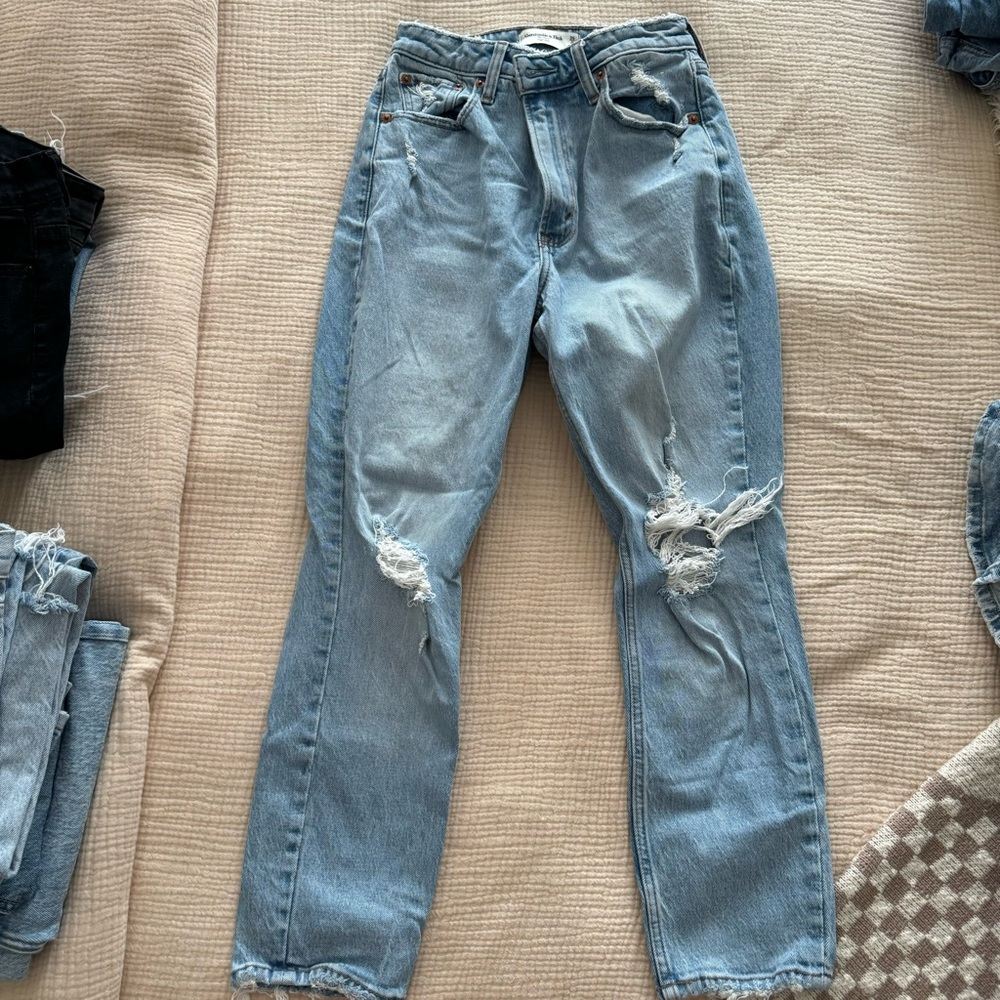 Abercrombie & Fitch The Mom High Rise Jeans